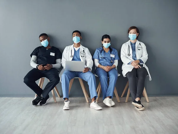 Справжні Герої Носять Скраби Група Лікарів Сидять Сірому Фоні Роботі — стокове фото