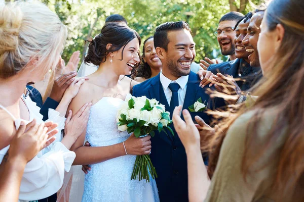 결혼식 손님들에게 인사를 하면서 신부와 신랑이다 친구들 가족들 결혼을 축하하는 — 스톡 사진