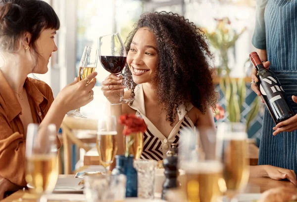 Voici Mes Chéris Deux Amis Trinquant Vin Rouge Dans Restaurant — Photo