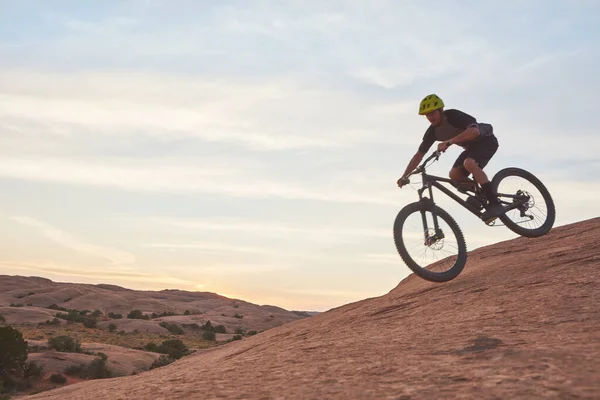 Encuentra Propia Aventura Montar Joven Bicicleta Montaña Durante Día —  Fotos de Stock