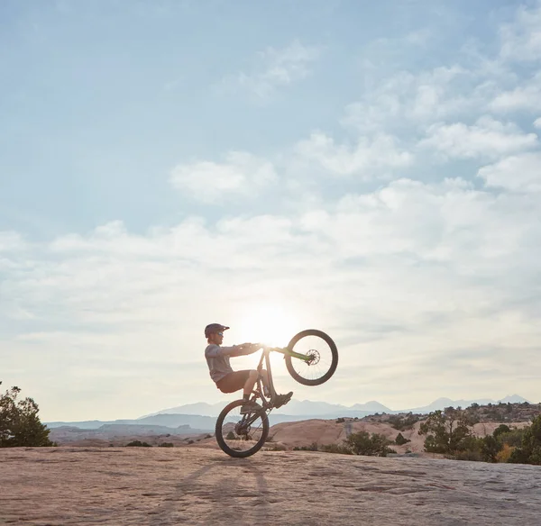 아드레날린은 선택하는 마약이다 산에서 자전거타는 젊은이 — 스톡 사진