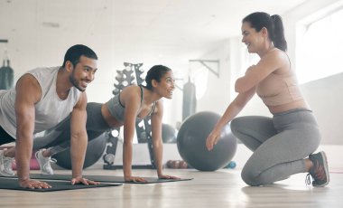 Bunu kollarında çalışırken hissedeceksin. Spor salonunda antrenörleriyle antrenman yapan iki genç sporcu.