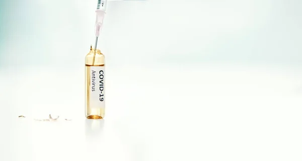 这么小 但它能拯救这么多人的生命 用2019 Ncov从安培注射器中提取药物的注射器 — 图库照片