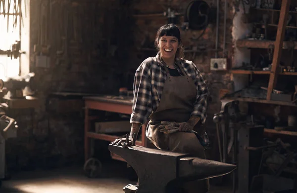 想知道金属是怎么制造的吗来拜访我们吧 一个自信的年轻女子在铸造厂工作的画像 — 图库照片