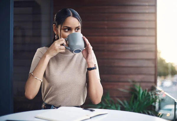 Kawa Jedyne Paliwo Jakiego Potrzebuje Atrakcyjna Młoda Bizneswoman Pijąca Kawę — Zdjęcie stockowe