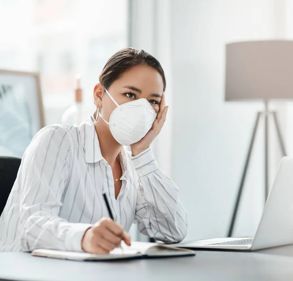 Its Hard Focus World Falling Apart Masked Young Businesswoman Looking — Stock Photo, Image