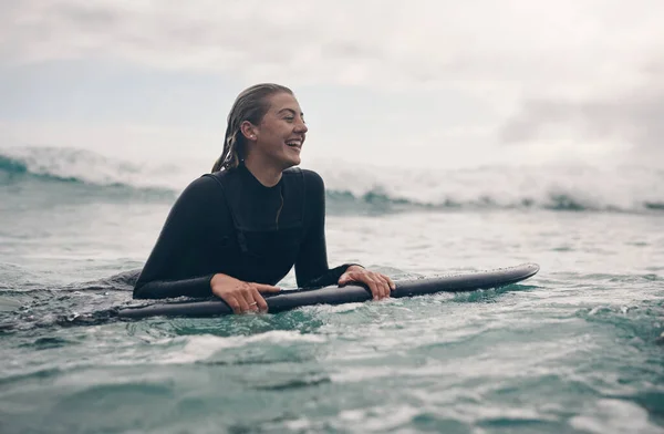 Surfar Emocionante Uma Jovem Mulher Surfando Praia — Fotografia de Stock