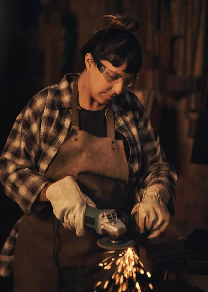 在每一个项目中注入激情 在铸造厂工作时使用角磨床的年轻妇女 — 图库照片
