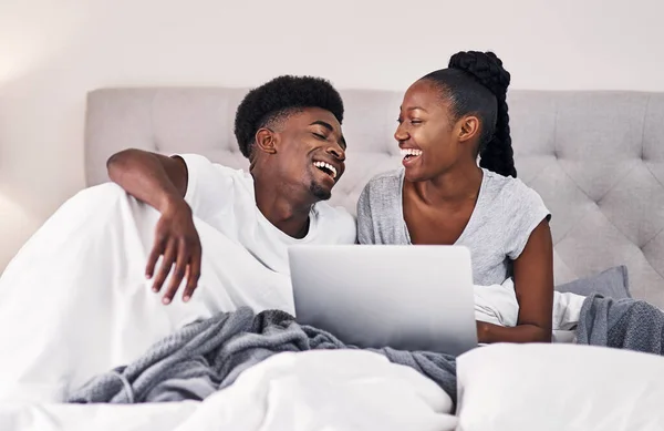Assustaste Com Vídeo Jovem Casal Usando Laptop Enquanto Relaxa Sua — Fotografia de Stock