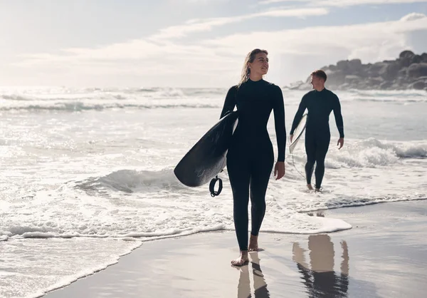 Pegue Sua Prancha Surf Deixe Aventura Começar Jovem Casal Surfando — Fotografia de Stock