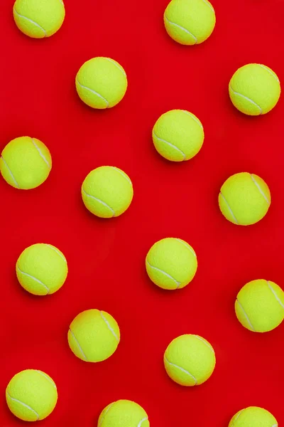 ボールは十分ある スタジオ内部の赤い背景の上に形成に一緒に配置されたテニスボールのグループの高角度ショット — ストック写真