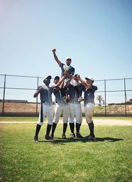 Quando Teu Melhor Vences Melhor Grupo Jovens Jogadores Beisebol Comemorando — Fotografia de Stock