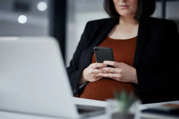 Εξισορρόπηση Εγκυμοσύνης Και Δουλειάς Μια Αγνώριστη Έγκυος Επιχειρηματίας Που Κάθεται — Φωτογραφία Αρχείου