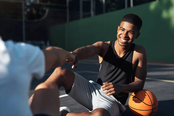 Dostum Yeteneklerin Inanılmaz Genç Bir Adam Basketbol Sahasında Takım Arkadaşına — Stok fotoğraf