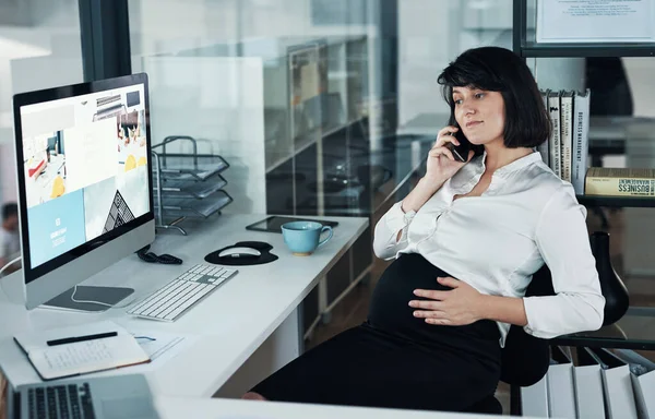 Terhesség Megtanított Türelmesnek Lenni Egy Vonzó Terhes Üzletasszony Egyedül Irodában — Stock Fotó