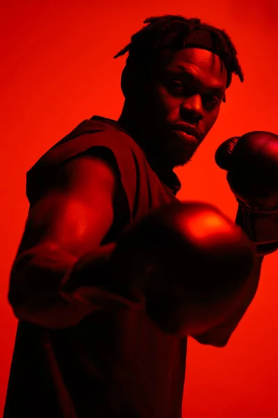 あなたはそれのために戦うことを喜んでいる ボクシンググローブを身に着けているスポーツマンの赤いフィルターショット — ストック写真