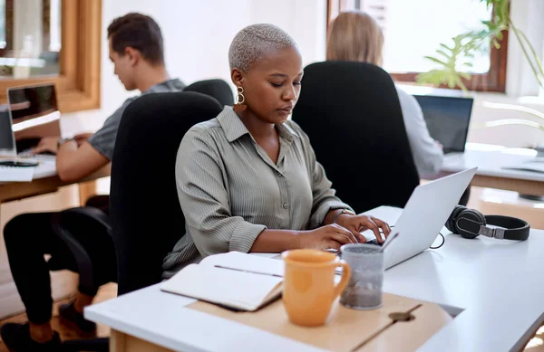 Concentreer Erop Een Jonge Zakenvrouw Werkt Een Laptop Een Kantoor — Stockfoto