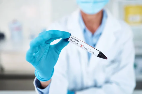 Youve Tested Positive Covid Closeup Shot Unrecognisable Scientist Holding Blood — Stock Photo, Image