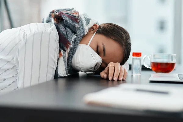 ストレスは免疫系に影響を与えません 現代のオフィスで彼女の机の上で寝ている覆面の若いビジネスマンが — ストック写真