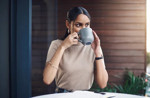 Cieszymy Się Małą Przerwą Kofeinę Atrakcyjna Młoda Bizneswoman Pijąca Kawę — Zdjęcie stockowe