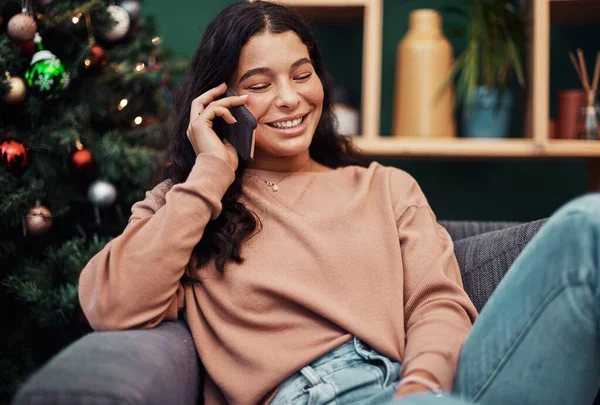 Noel Bağlanma Zamanıdır Evdeki Noel Koltukta Akıllı Telefon Kullanan Güzel — Stok fotoğraf