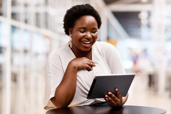 Blijf Productief Kantoor Een Jonge Zakenvrouw Met Een Digitale Tablet — Stockfoto
