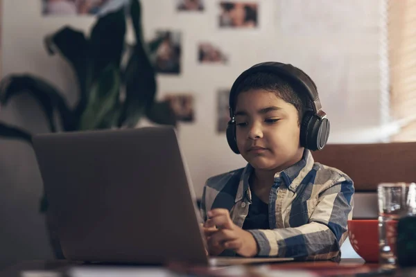 Tecnologia Wireless Dato Modo Più Semplice Imparare Adorabile Bambino Che — Foto Stock