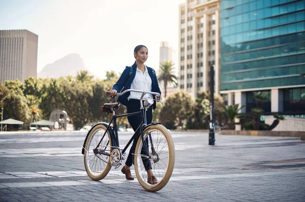 사업가가 아침에 자전거를 거리를 다니며 도시에 자전거를 사무실로 통근하는 Eco — 스톡 사진