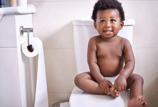 Bambino Africano Toilette Casa Con Sorriso Apprendimento Sviluppo Dell Infanzia — Foto Stock
