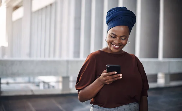 Afrikanische Geschäftsfrau Stadt Und Sms Mit Telefon Lächeln Und Glück — Stockfoto