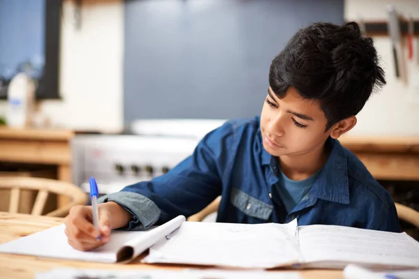 Onderwijs Schrijven Jongen Kind Een Klaslokaal Voor Studeren Examen Opdracht — Stockfoto