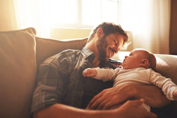 Vader Baby Liefde Een Gezinsbank Met Liefde Zorg Ondersteuning Voor — Stockfoto