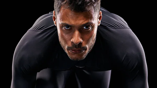 Portre Soyutlanmış Koşucu Koşmaya Hazır Adam Yarışa Başla Karanlık Stüdyo — Stok fotoğraf