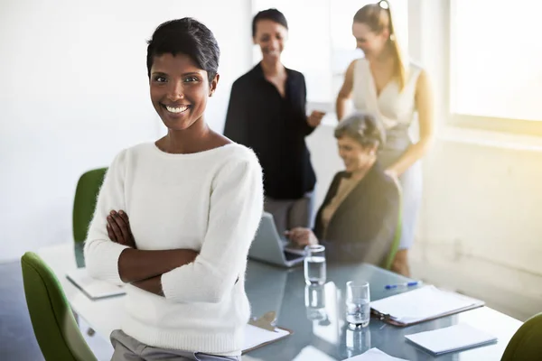 在现代企业办公室的商务会议上 一个女人的自信 领导和形象 成功和专业的印度女经理在工作场所的董事会上手挽手地站着 — 图库照片