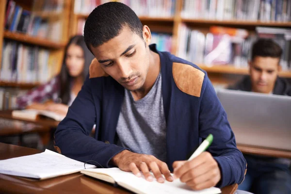 Eğitim Araştırma Sınıf Sınavı Için Kütüphanede Bir Adamla Ders Çalışmak — Stok fotoğraf