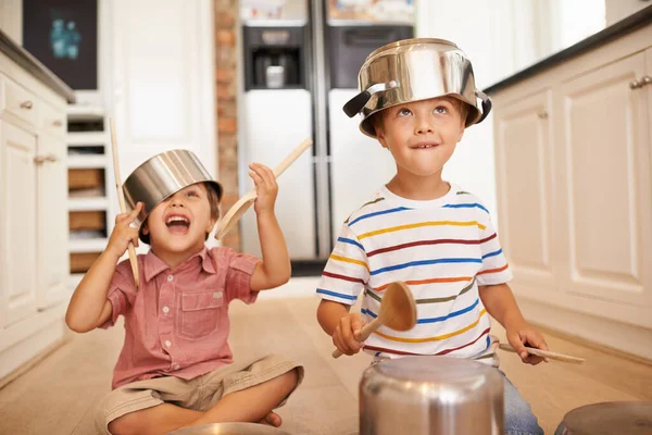 Sorria Panelas Brincando Com Crianças Cozinha Para Imaginação Fantasia Jogos — Fotografia de Stock