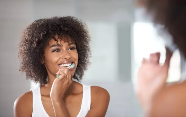 Refleksja Zdrowie Czarna Kobieta Myjące Zęby Kosmetyki Zdrowie Jamy Ustnej — Zdjęcie stockowe