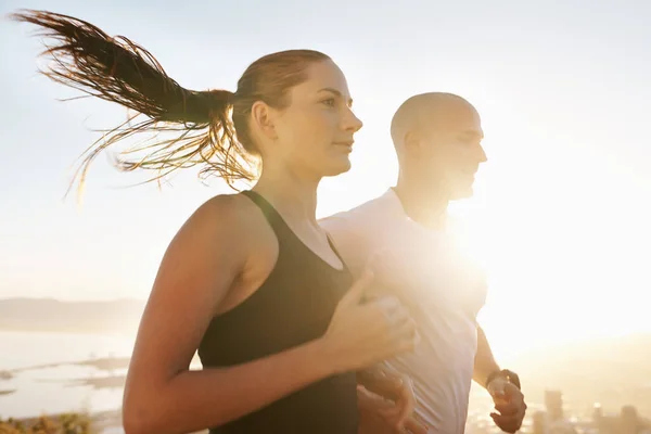 日の出 健康と一緒に健康とフィットネスのためのワークアウトや朝の運動を行うカップルを実行しています スポーツ マラソン 女性のランナーは スポーツやエネルギーのための心臓の男性アスリートトレーニングで実行されます — ストック写真