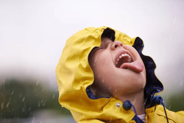 Niña Tiro Cabeza Lluvia Para Jugar Gritar Felicidad Naturaleza Aire — Foto de Stock