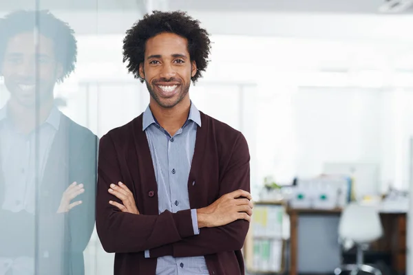 工作场所 肖像或快乐的黑人男人 双臂交叉 在商业或现代办公室中感到自豪或微笑 自豪的非裔美国工人带着信心 使命感或积极向上的心态微笑的头部镜头 — 图库照片