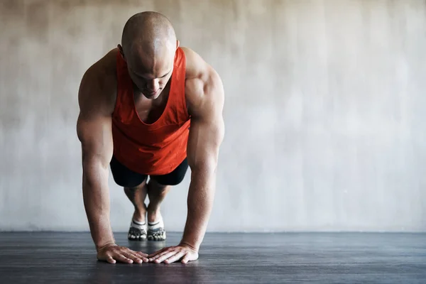 Γυμναστική Γυμναστήριο Και Άνθρωπος Στο Πάτωμα Push Για Την Άσκηση — Φωτογραφία Αρχείου