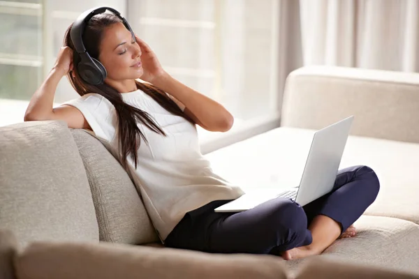 Koptelefoon Laptop Vrouw Een Thuisbank Luisteren Naar Muziek Audio Tijdens — Stockfoto