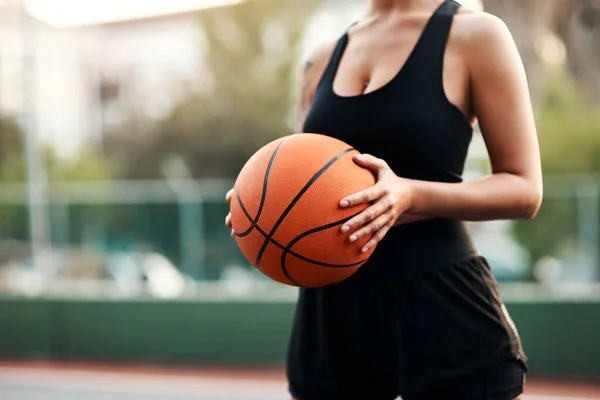 Ready Play Unrecognizable Sportswoman Standing Court Alone Holding Basketball Day — Stock Photo, Image