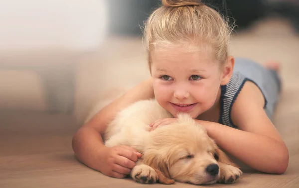 Junges Mädchen Umarmt Ihren Welpen Entspannt Hause Und Glücklich Mit — Stockfoto