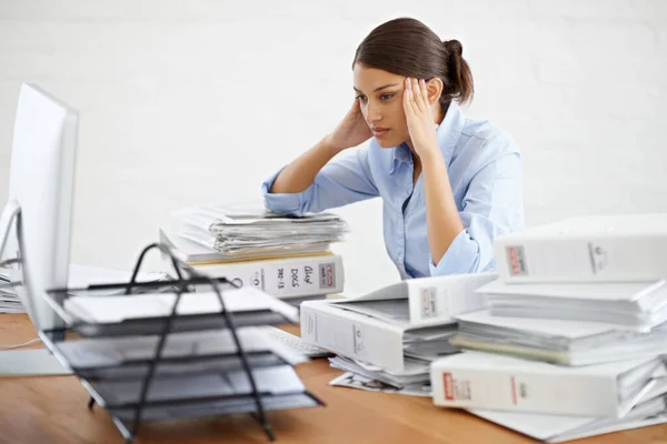Femme Affaires Paperasserie Charge Travail Stress Bureau Documents Employés Entreprise — Photo