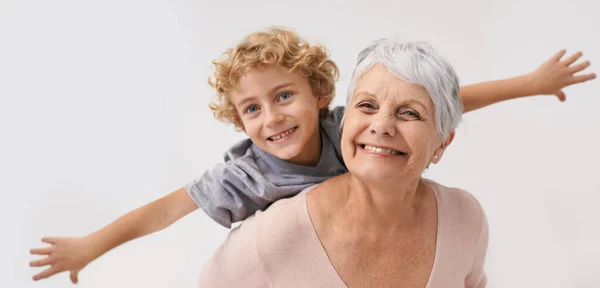 Avión Sonrisa Retrato Abuela Con Abrazo Niño Feliz Vínculo Fondo —  Fotos de Stock