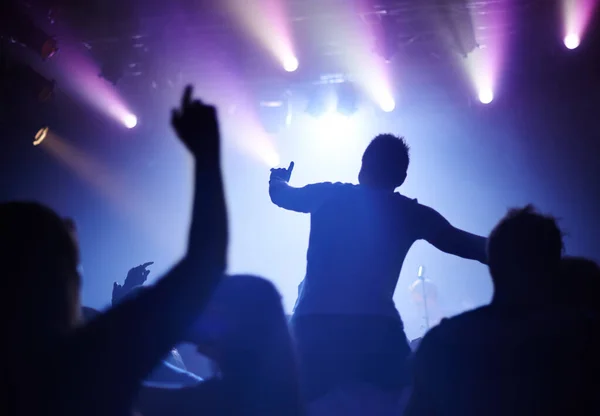 Rock Konseri Dans Disko Işıklandırmalı Parti Kalabalığı Dans Eden Insanlar — Stok fotoğraf