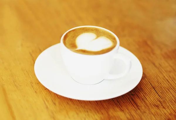 Retro Bögre Latte Asztalon Egy Városi Kávézóban Tejes Espresso Val — Stock Fotó