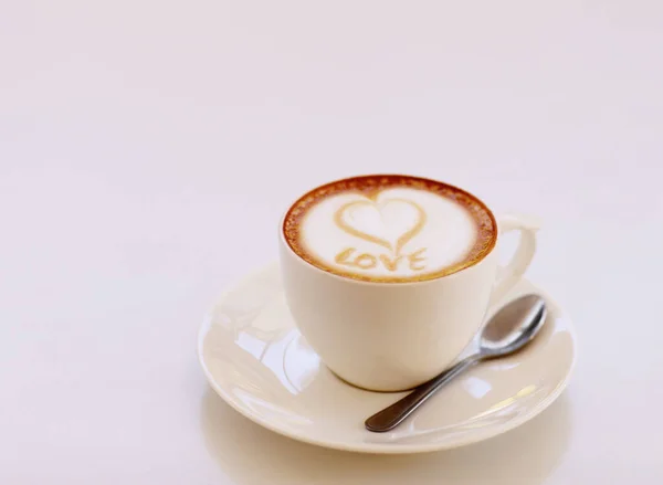 Kaffeetasse Cappuccino Und Herz Schaumstoff Studio Isoliert Mit Weißem Hintergrund — Stockfoto