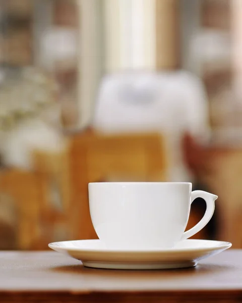 음료를 마시고 아침이나 에너지 카페인 음료를 놓는다 세라믹 카카오 액체를 — 스톡 사진